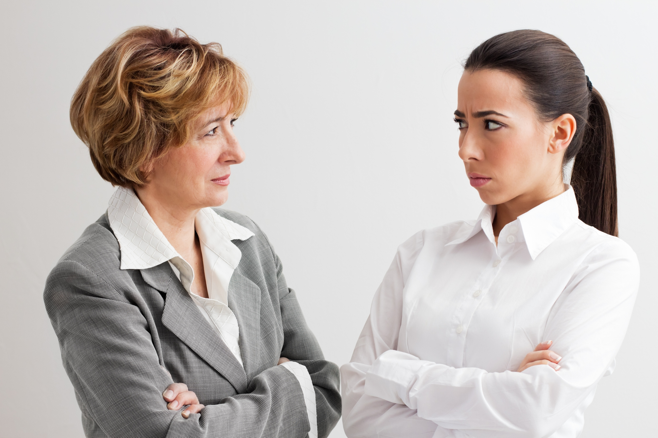 Twee vrouwen kijken woest naar elkaar, ruzie en onmin