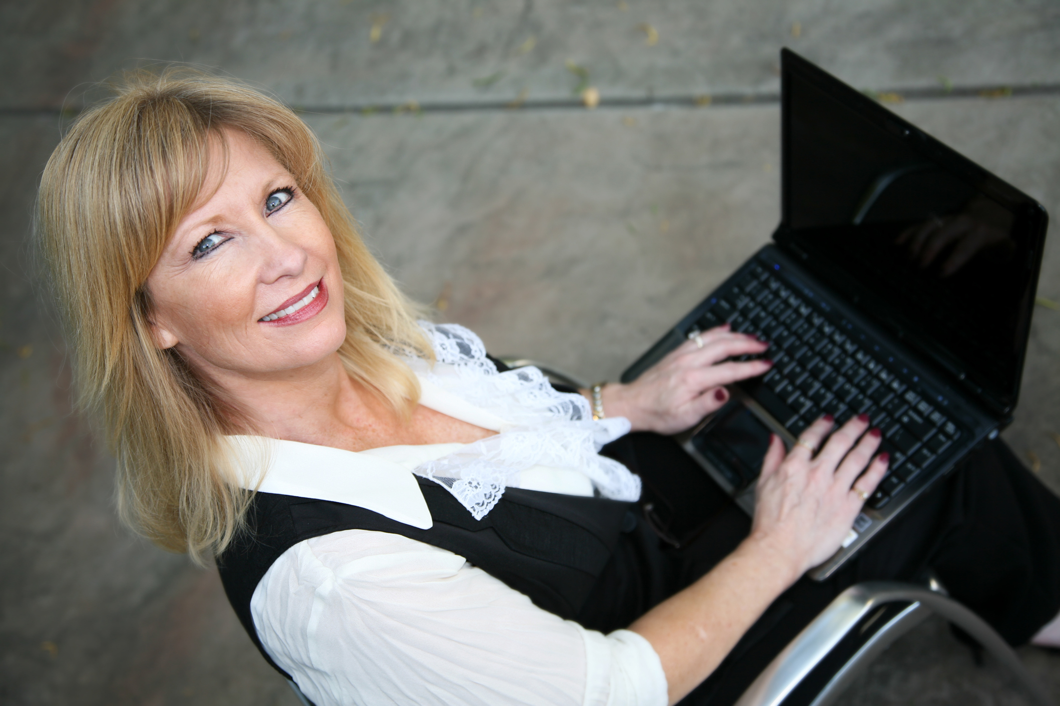 Zilveren dame met laptop