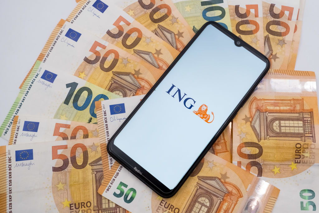 Ing bank logo, telefoon op bankbiljetten uitgestald