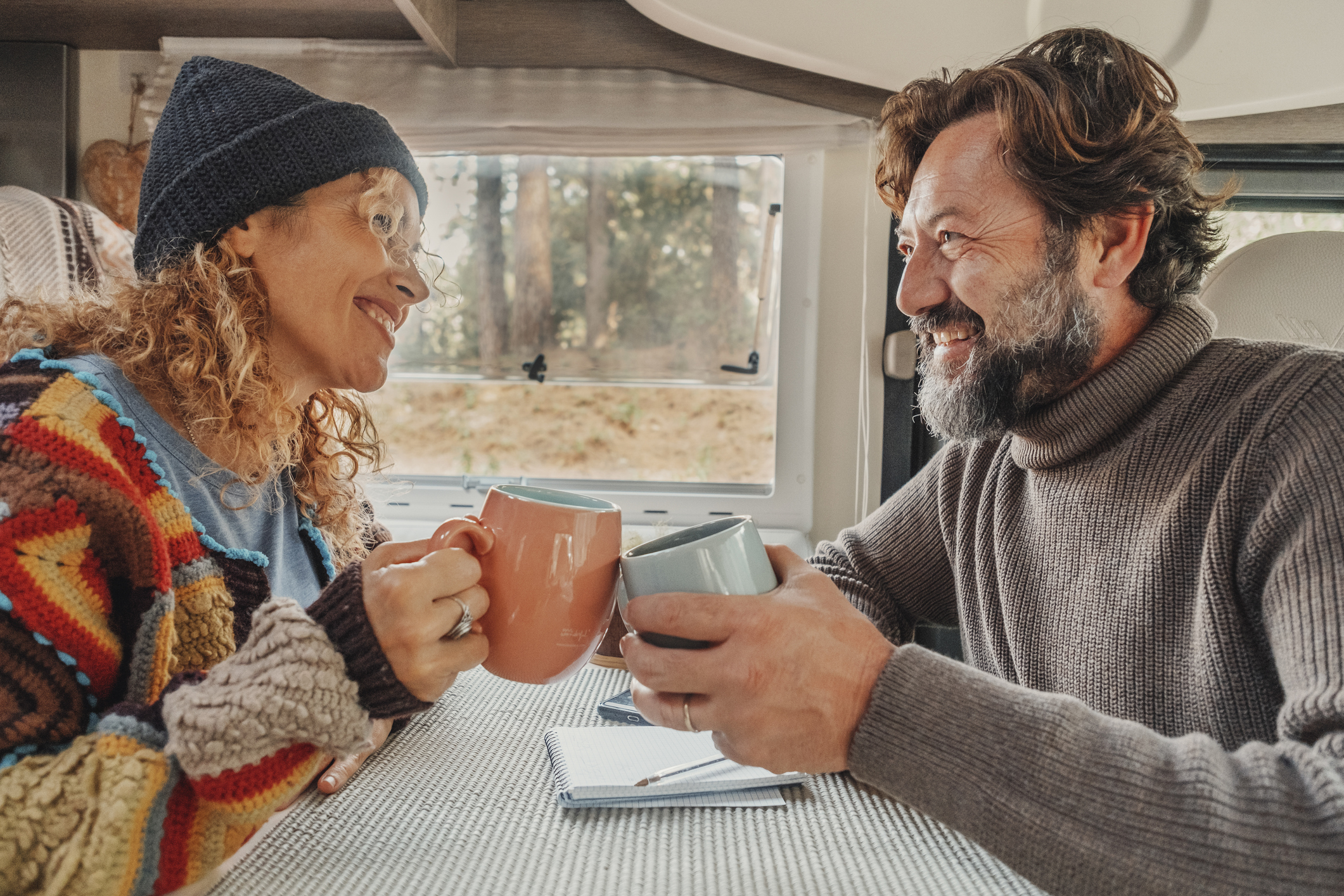 Koppel in de caravan koffie aan het drinken