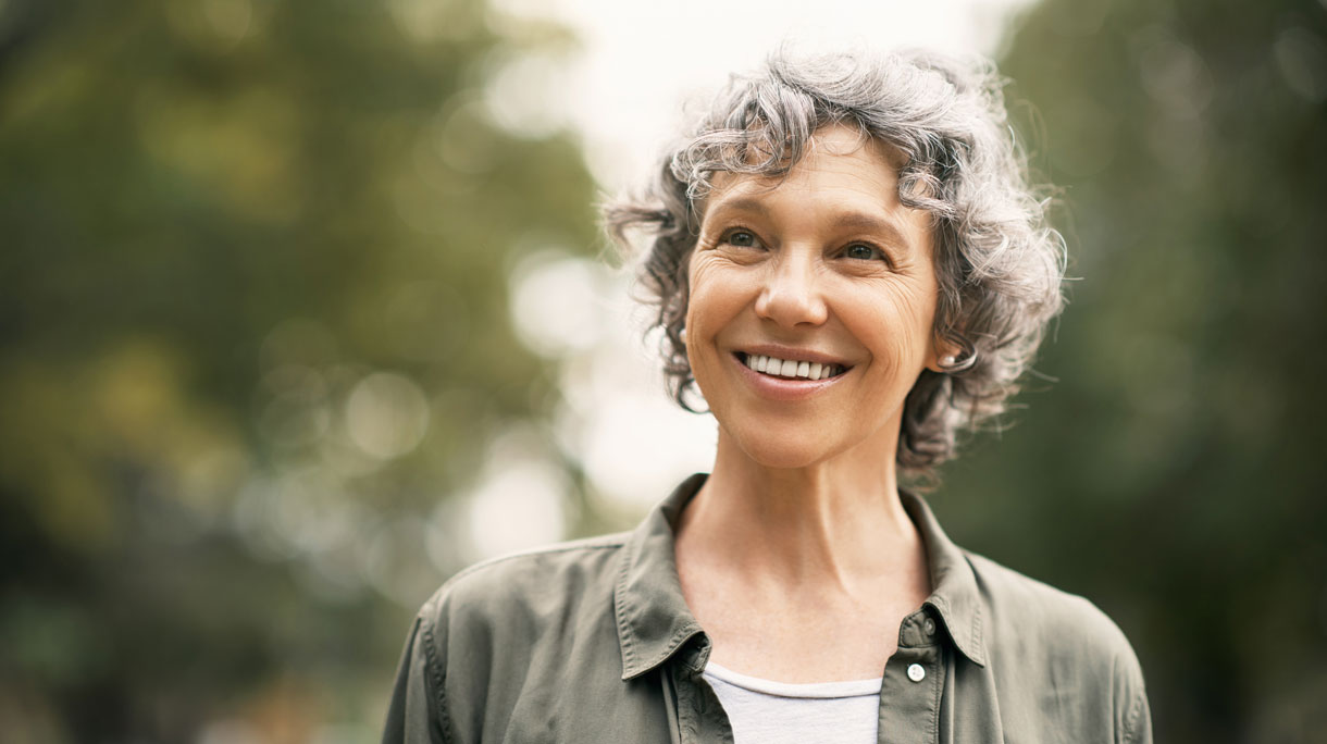 Vrouw kijkt vol vertrouwen de toekomst in