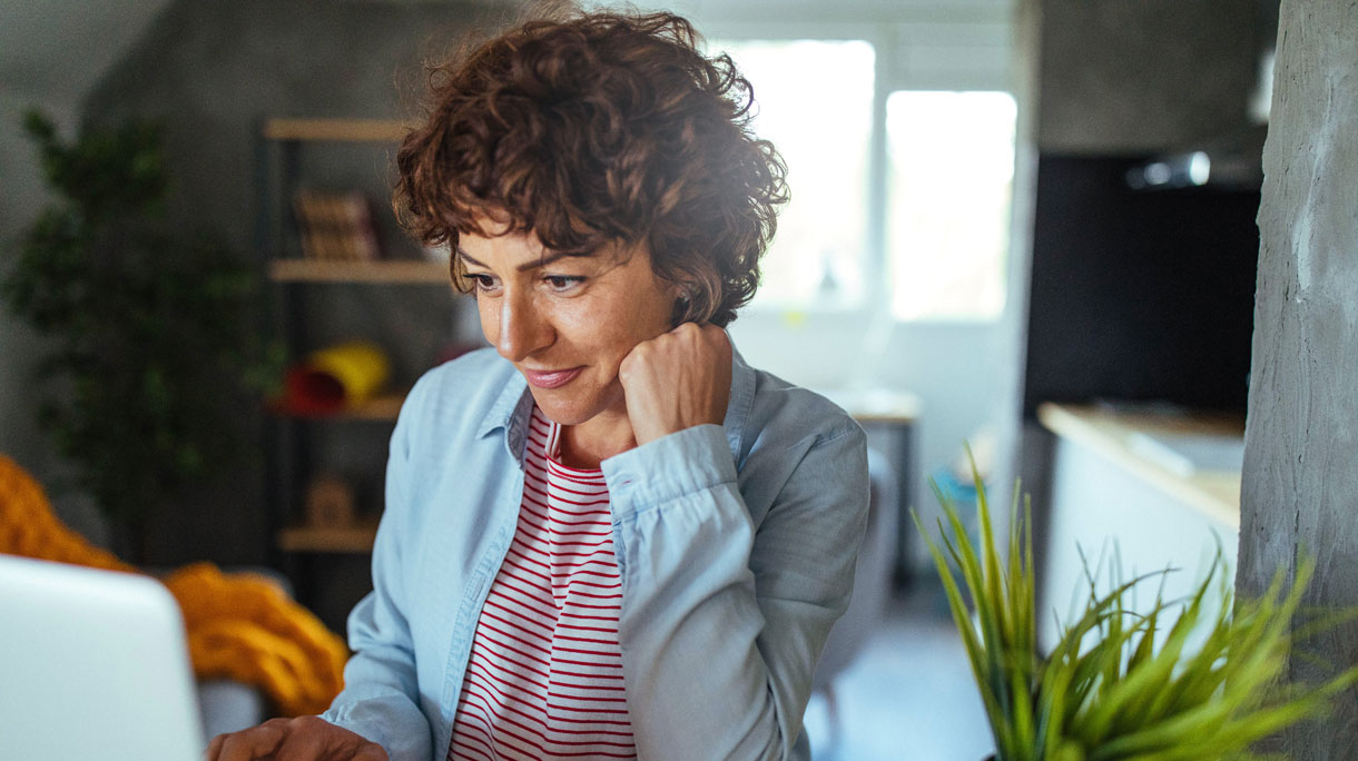 Vrouw in keuken op laptop