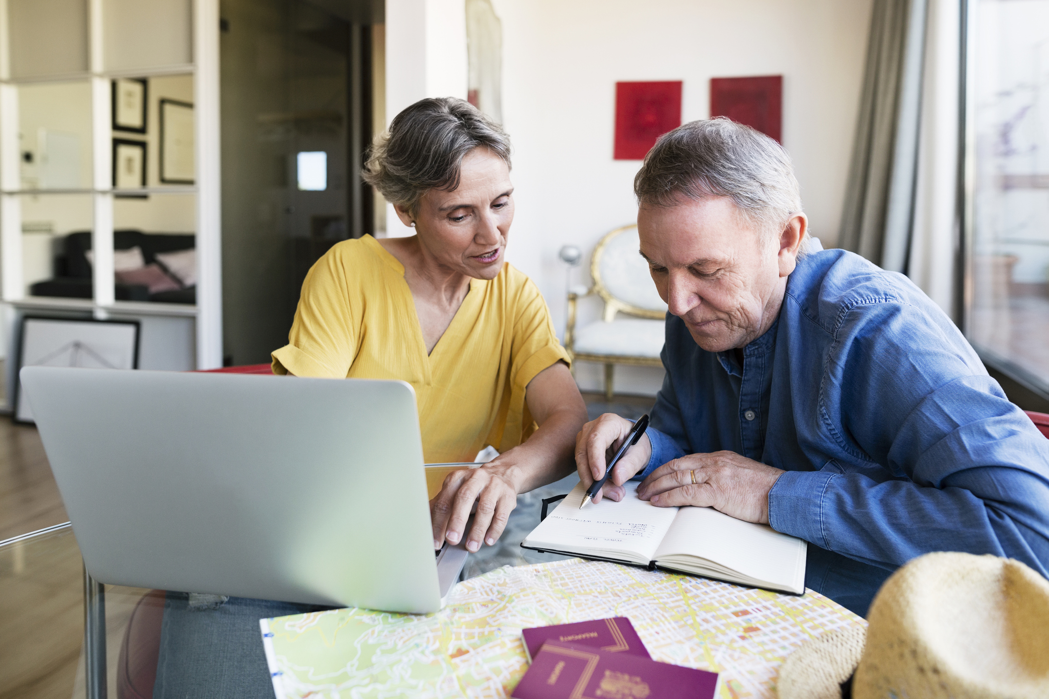 Ouder koppel doet thuis papierwerk