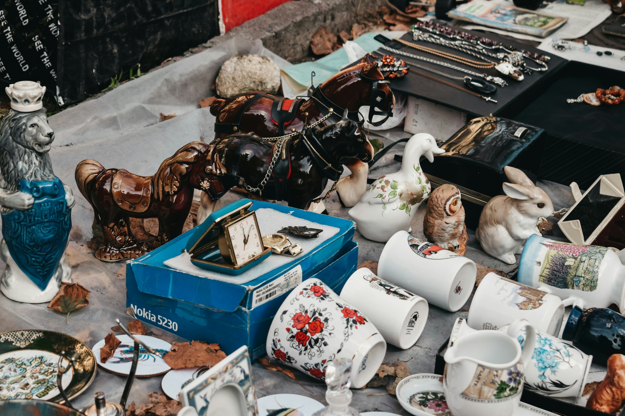 Spulletjes op een rommelmarkt