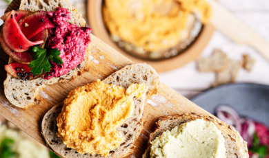 Verschillende soorten hummus op een plakje stokbrood
