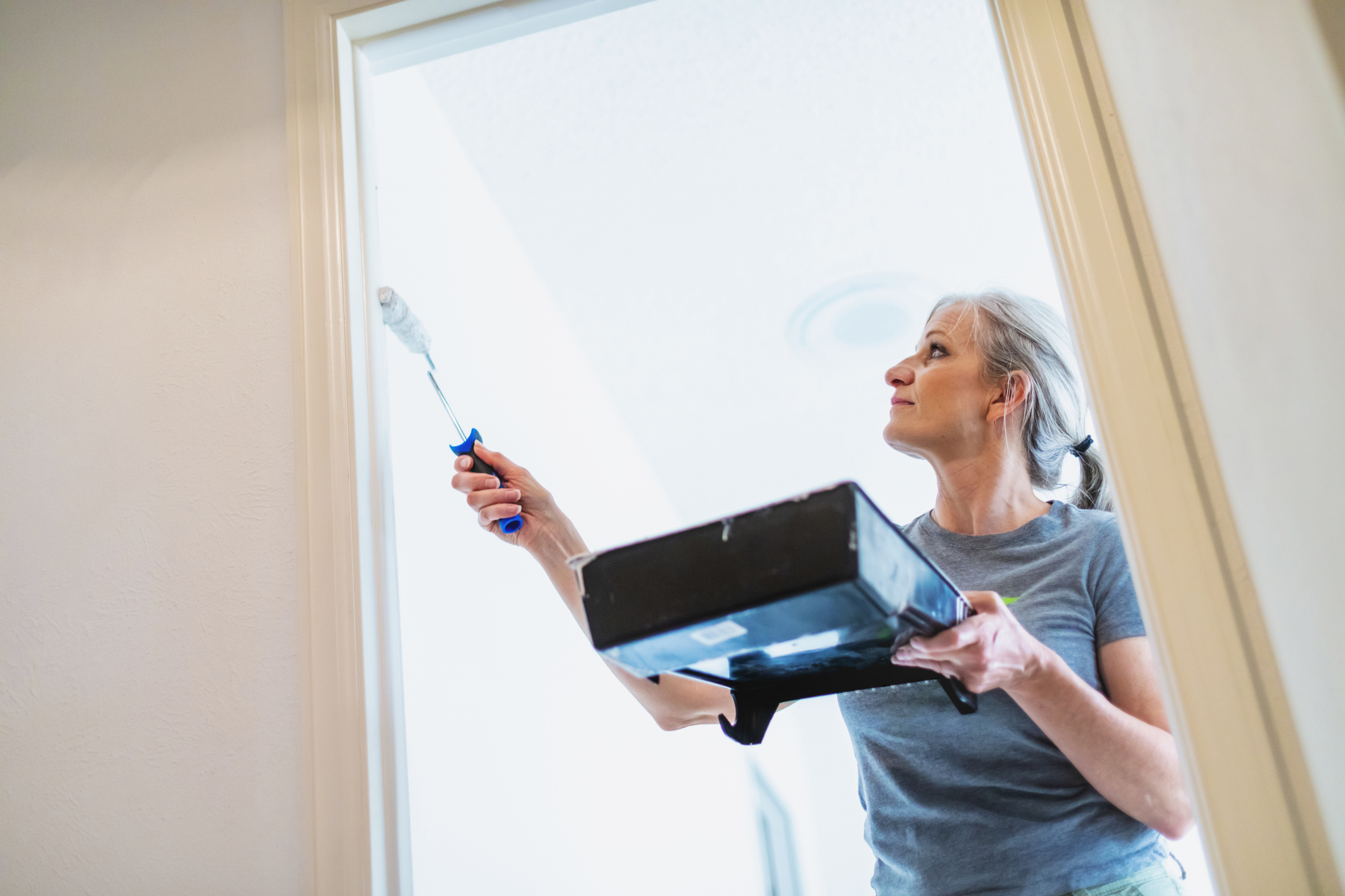 Verbouwing, vrouw is aan het schilderen in huis