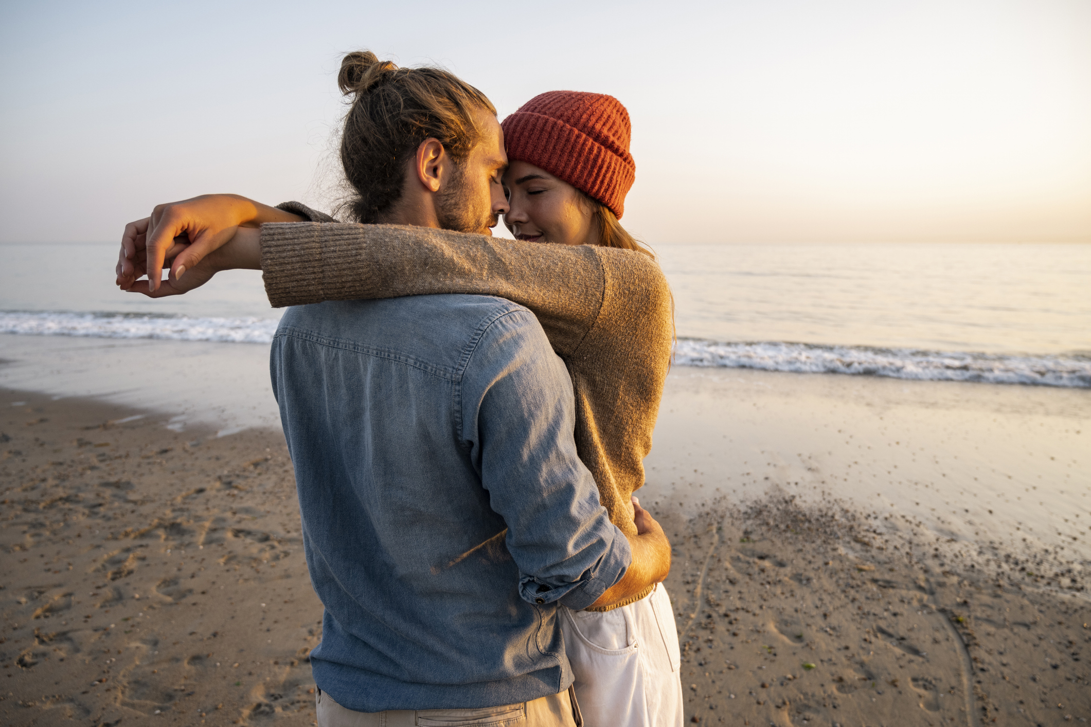 Verliefd jong stel knuffelt op het strand