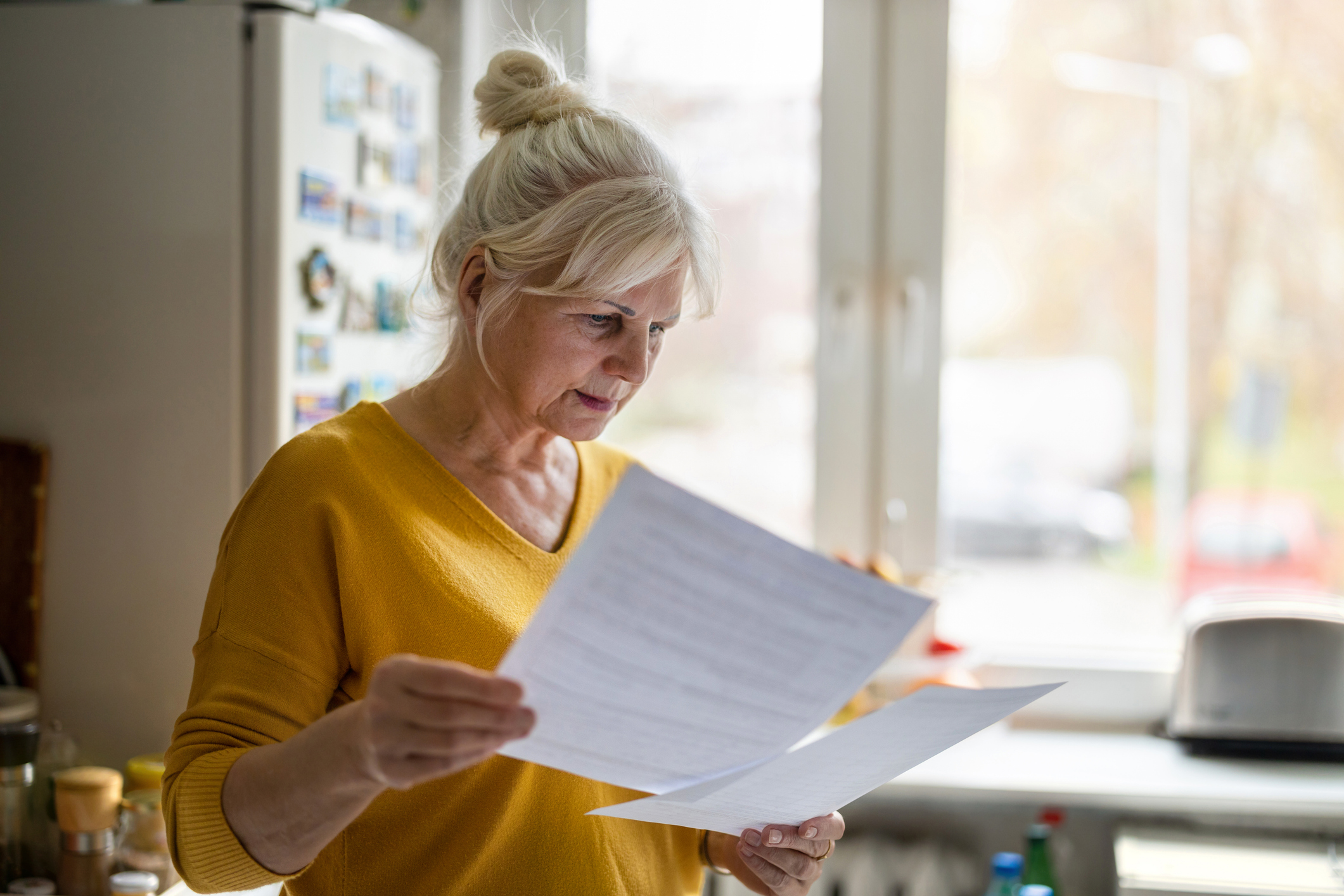 Papierwerk oudere dame thuis