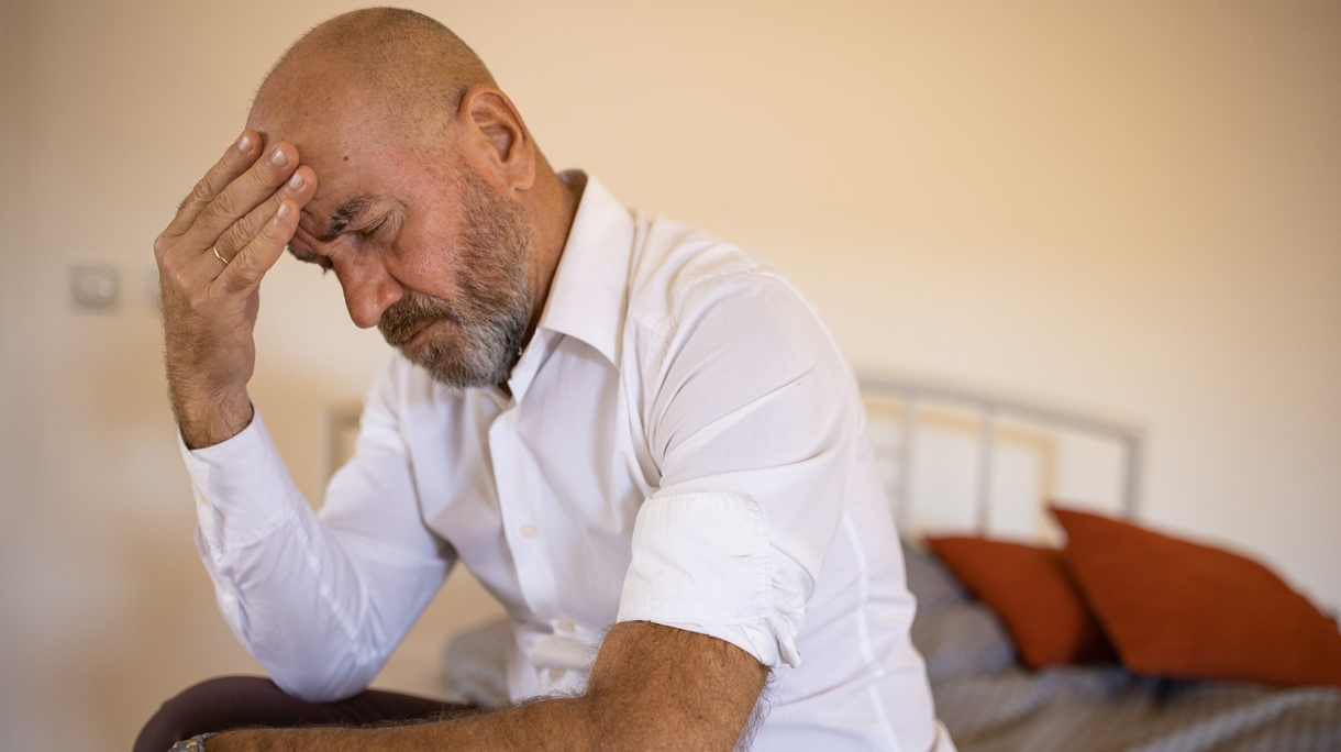 man depressief op bed