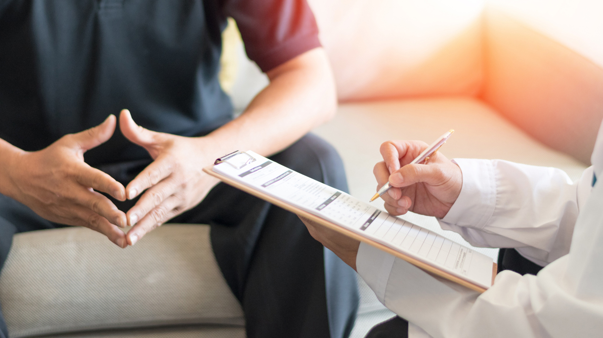patient praat met uroloog