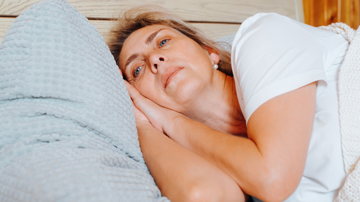 vrouw ligt in bed