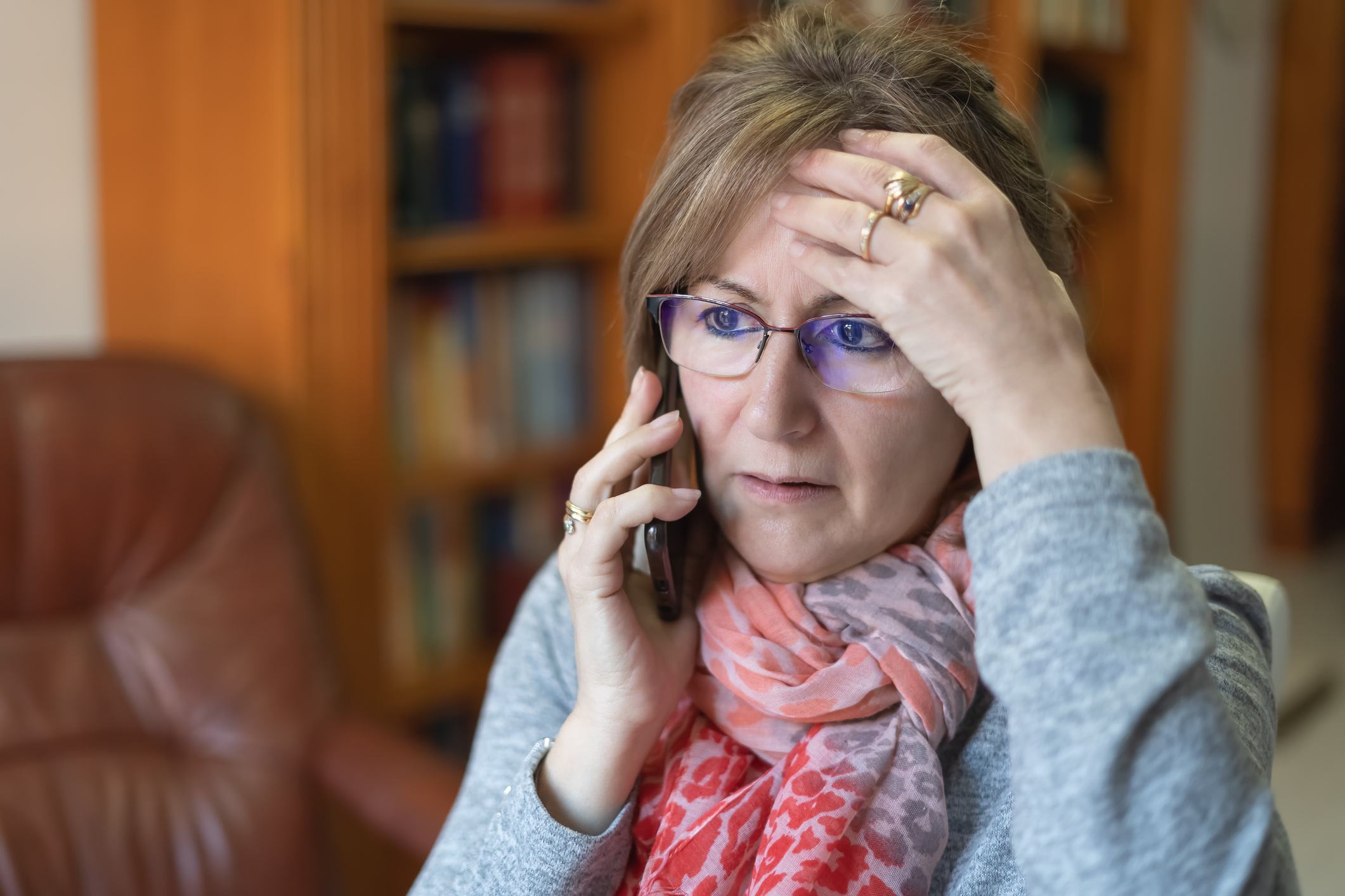 Oudere dame aan de telefoon