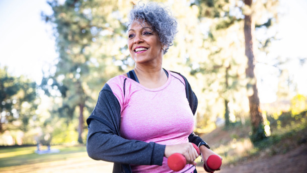 Vrouw aan het sporten in de buitenlucht