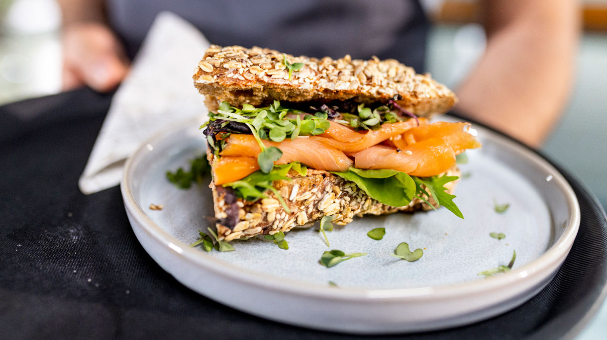 broodjes met gerookte zalm en sla