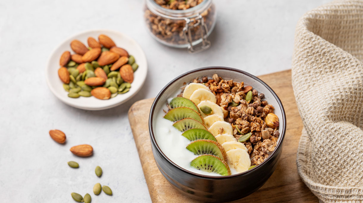 Bak kwark met noten, zaden en fruit