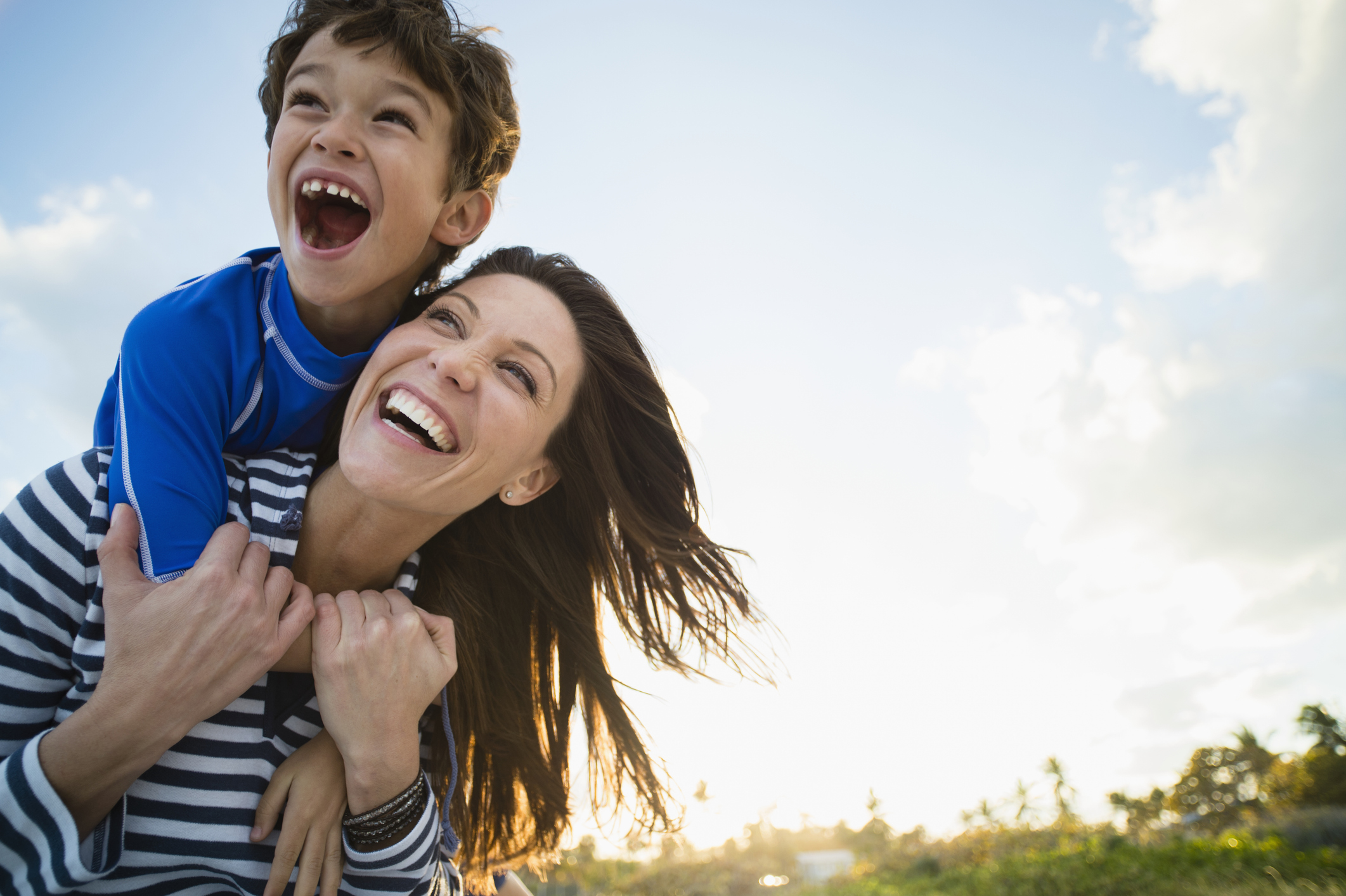 Moeder met zoon op haar schouders