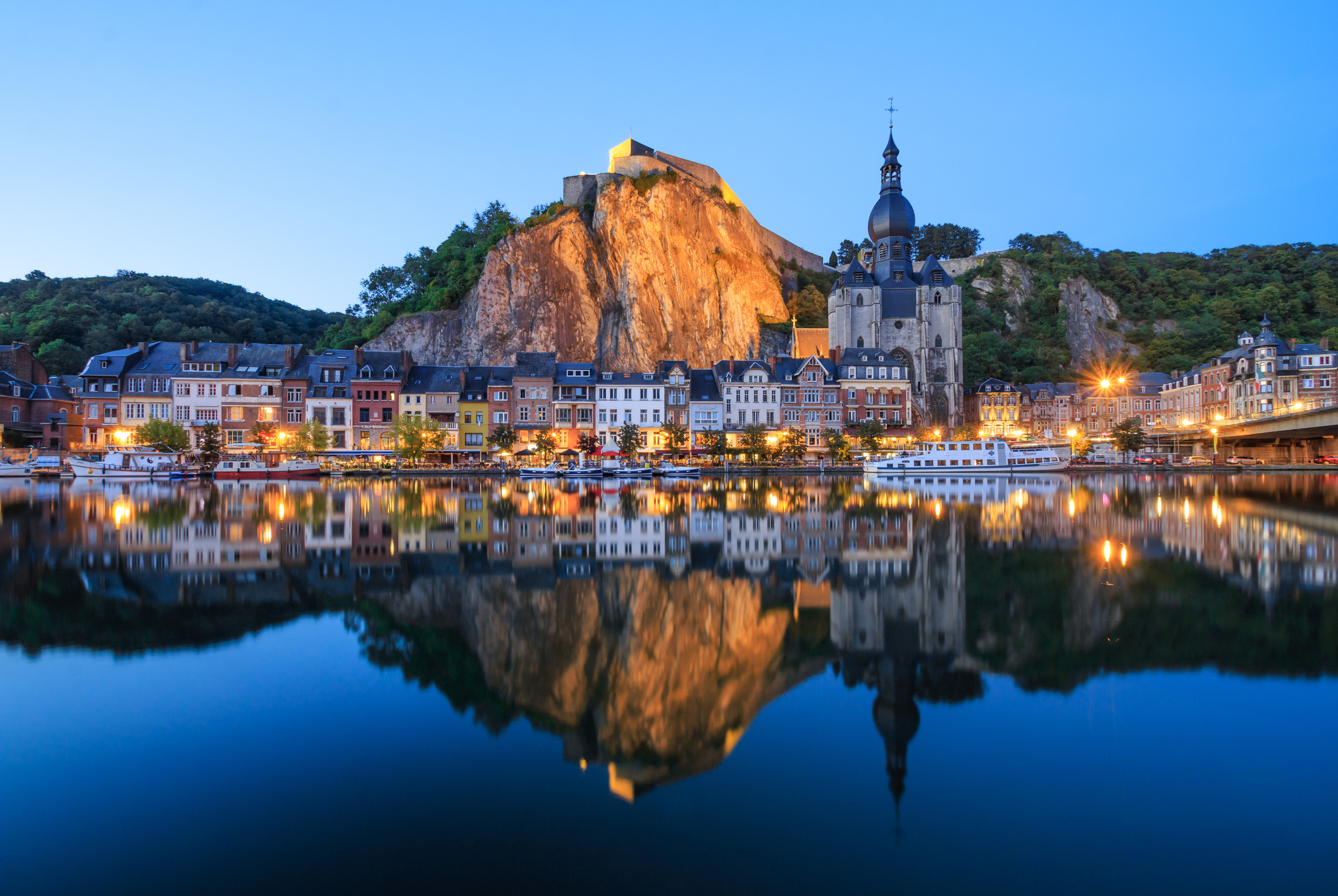 © Dinant, de citadel en kathedraal