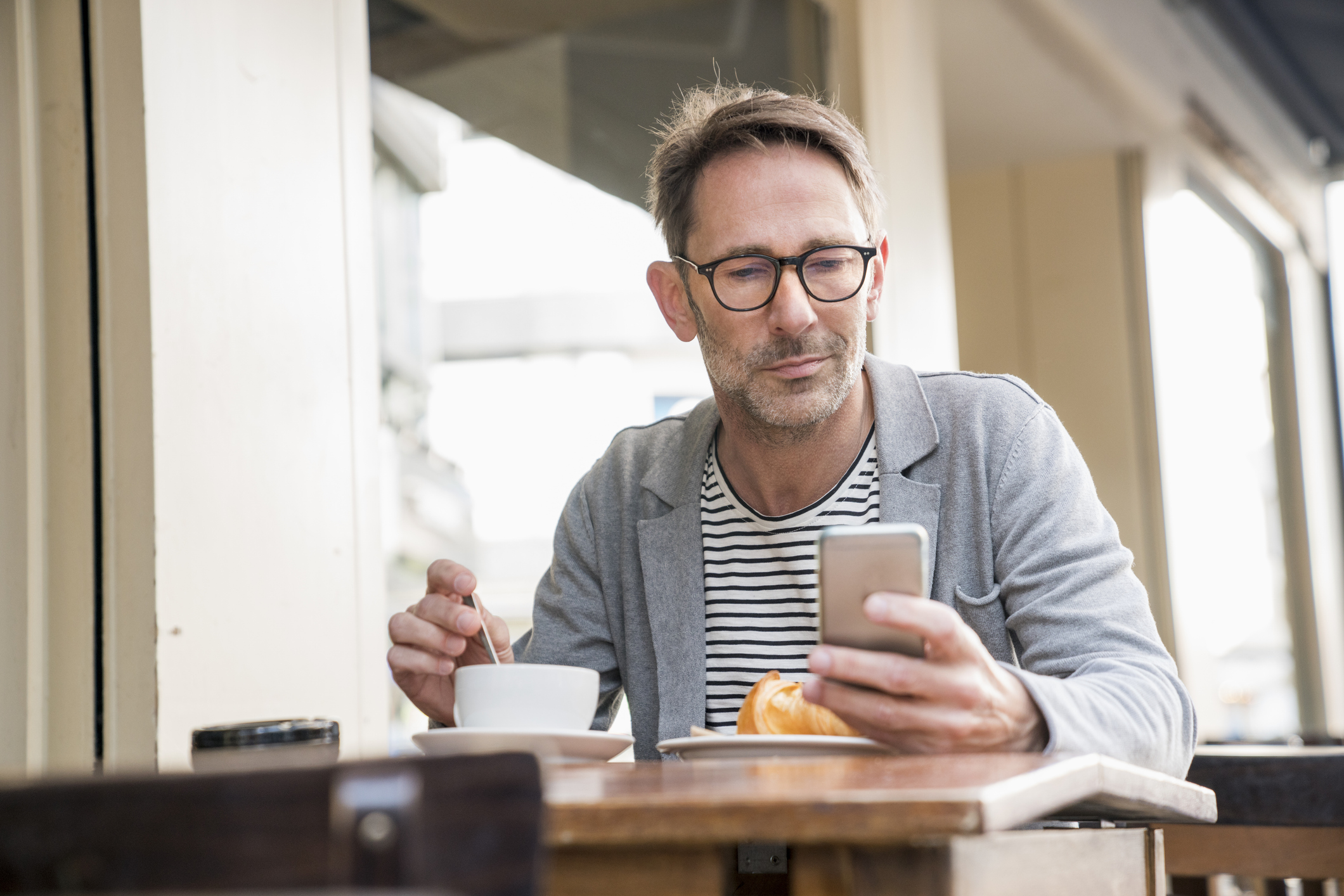 Man met smartphone