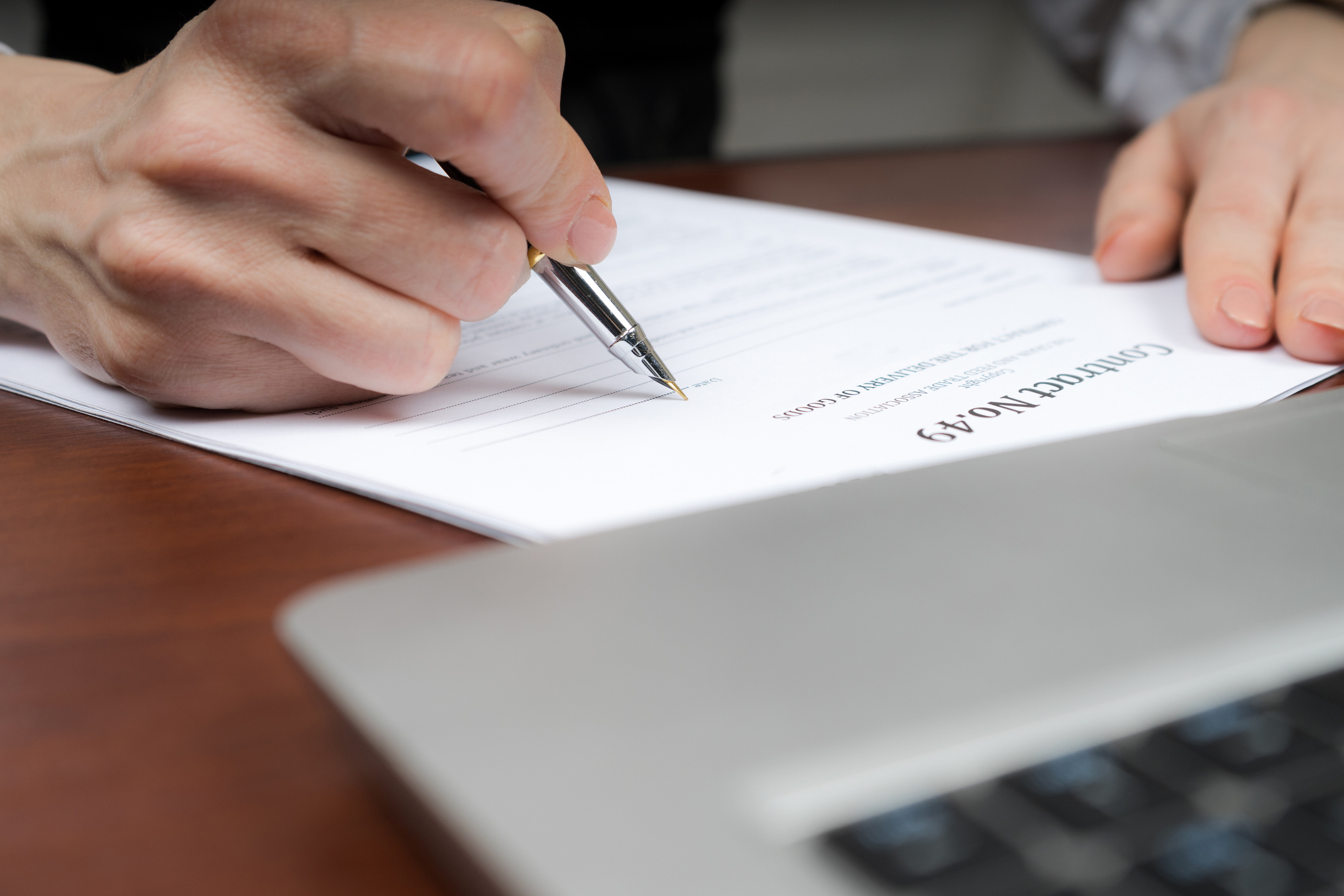 Notaris schrijft op een contract