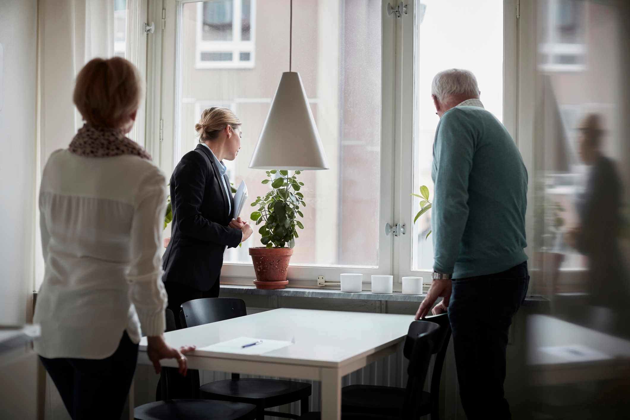 Huis kopen verkopen met makelaar in huis rondleiding oudere mensen