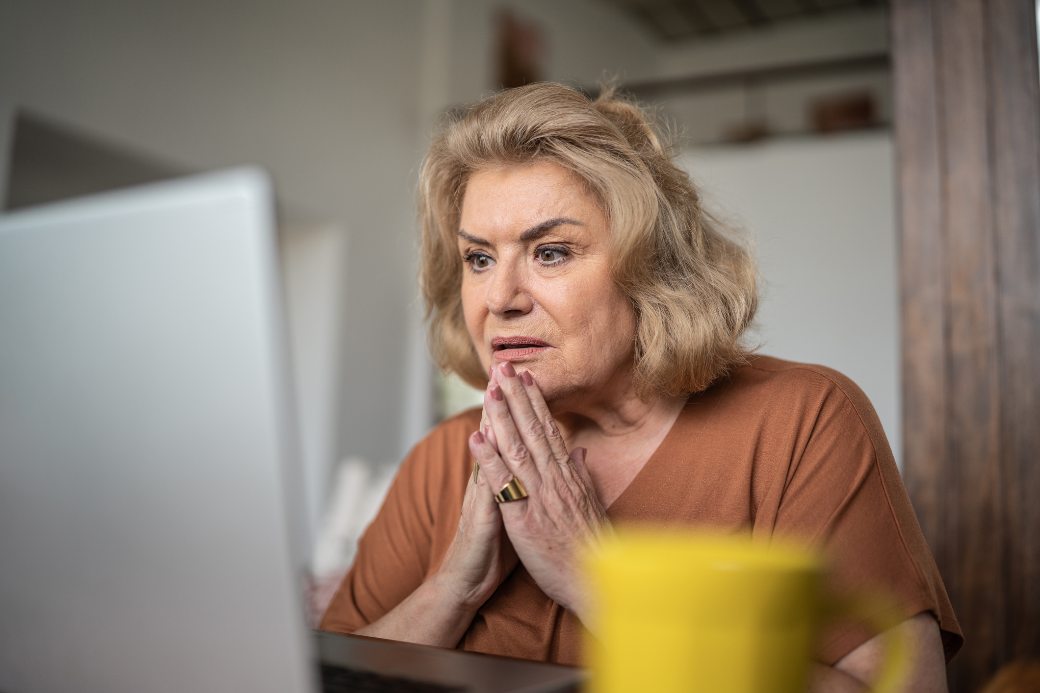 Conputer maakt een fout, vrouw geschokt