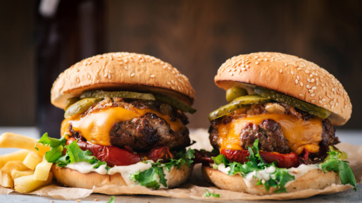 Hamburger met kaas en groente
