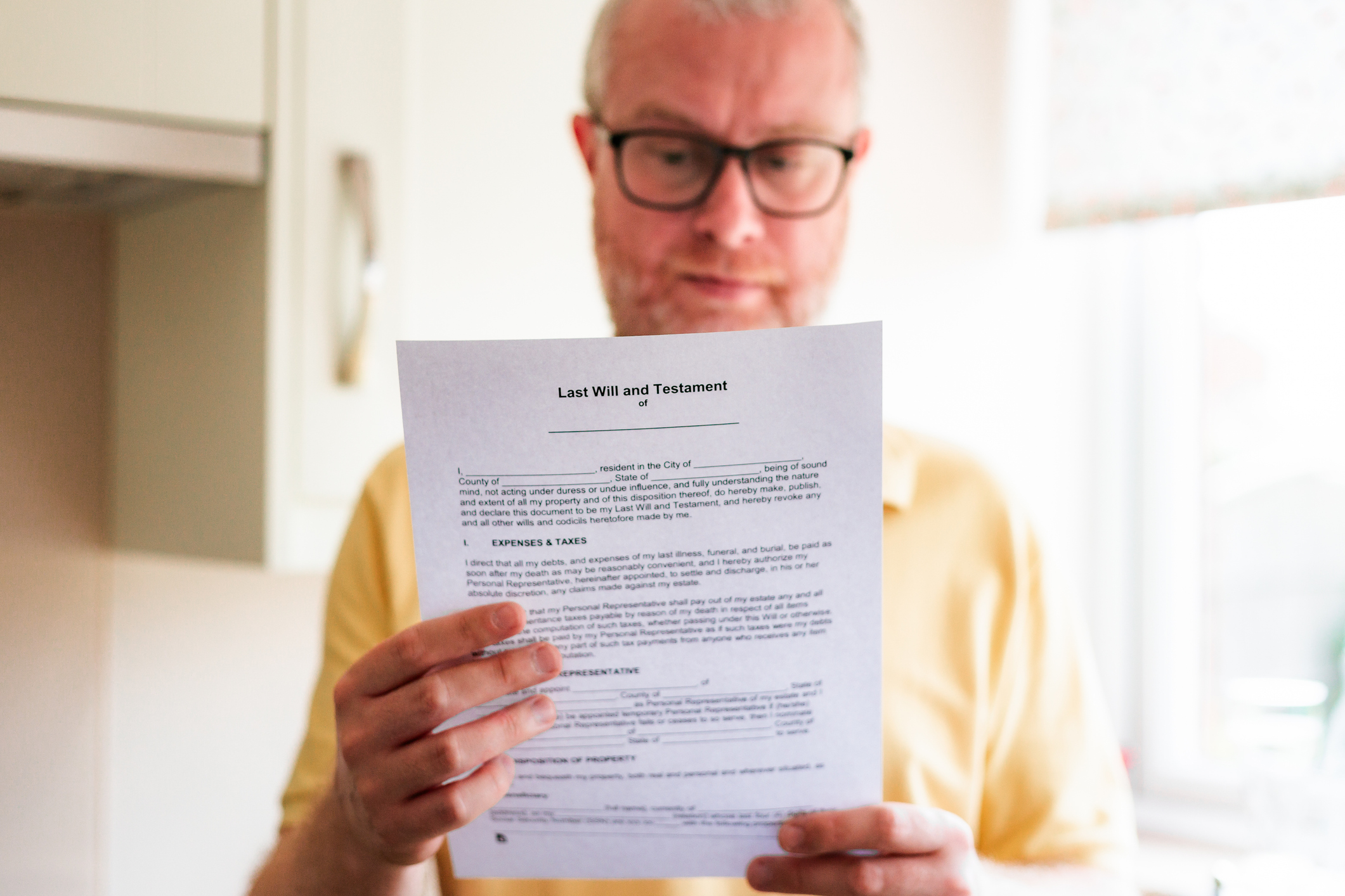 Man is bezig testament door te lezen