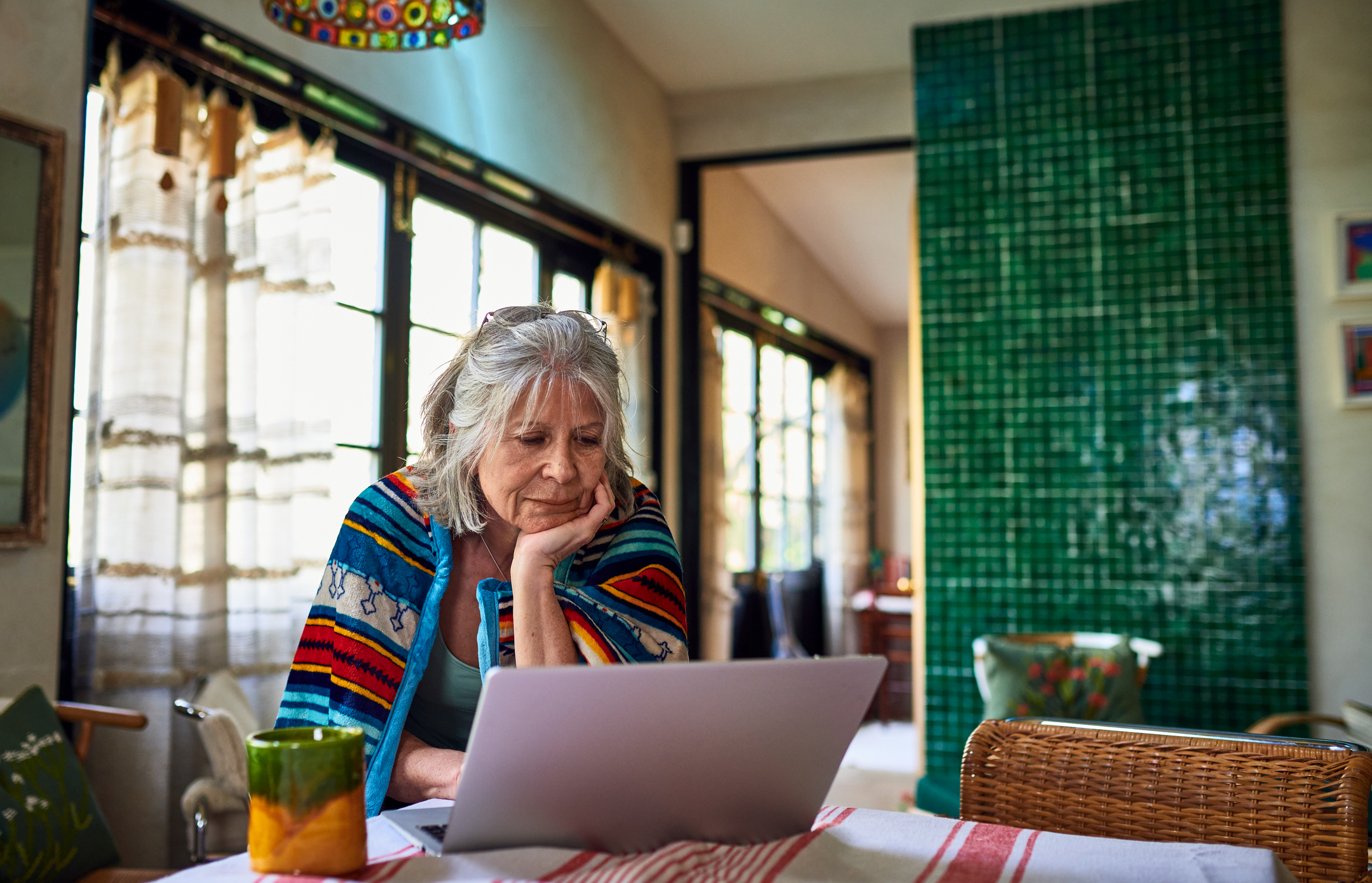 Senior werkt beneden op laptop