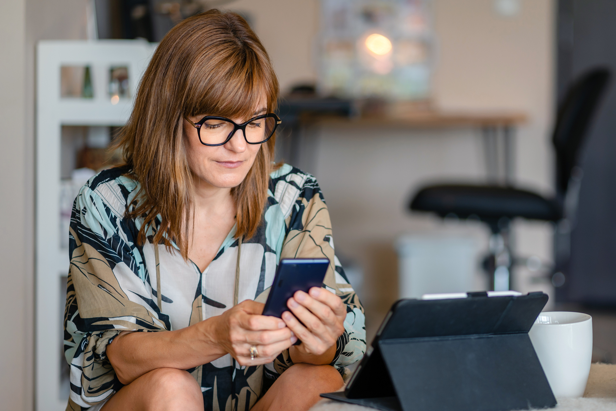 Smartphone vrouw in de keuken