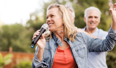 Microfoon vrouw die zingt
