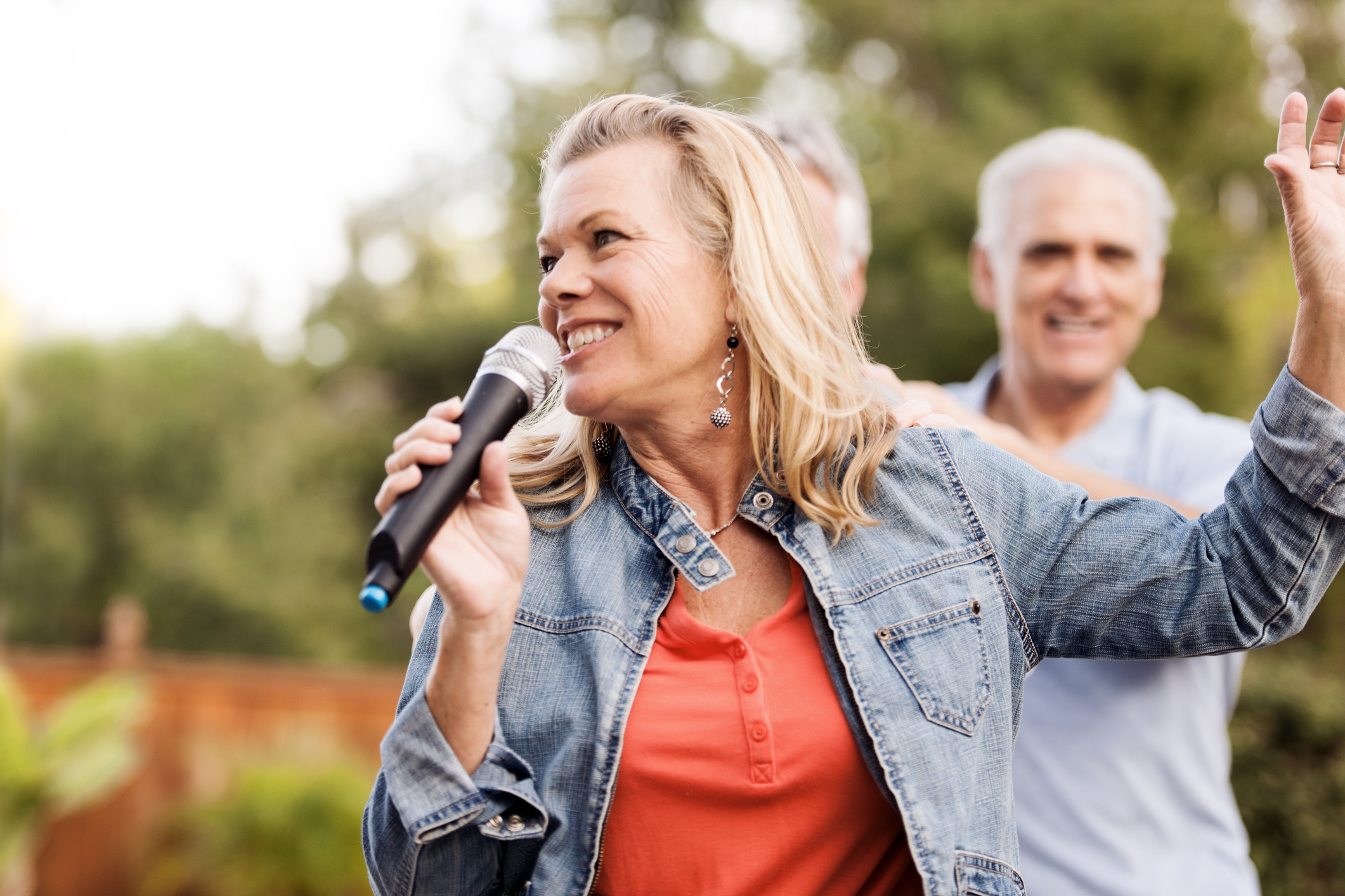 Microfoon vrouw die zingt