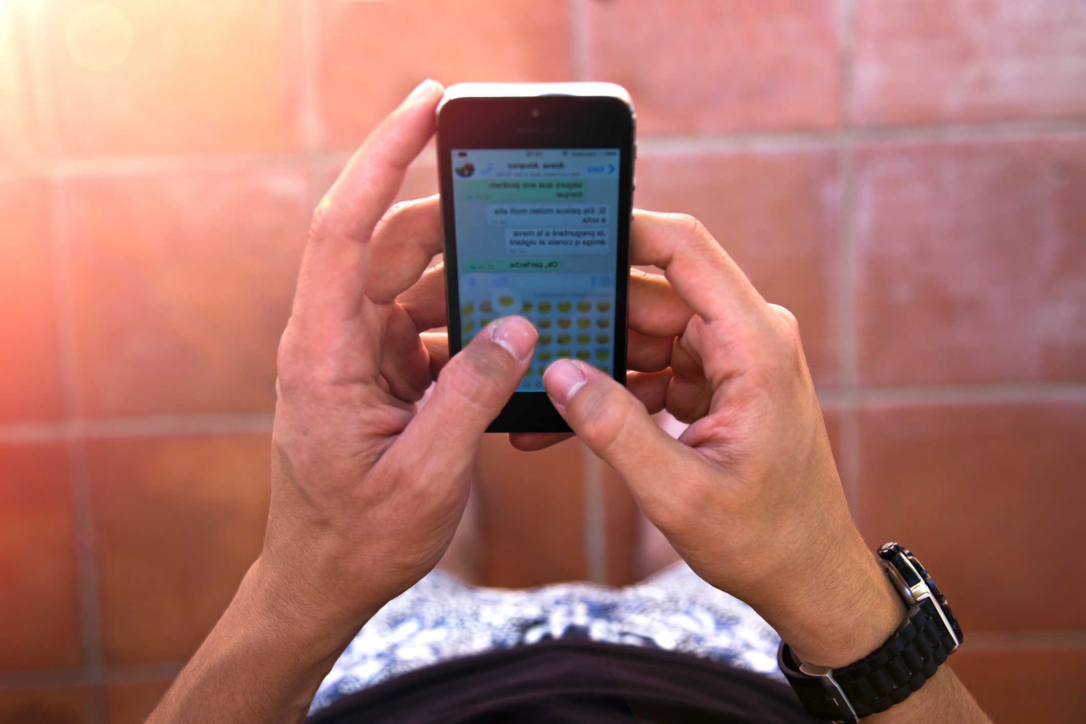 Man is op zijn telefoon bezig met Whatsapp