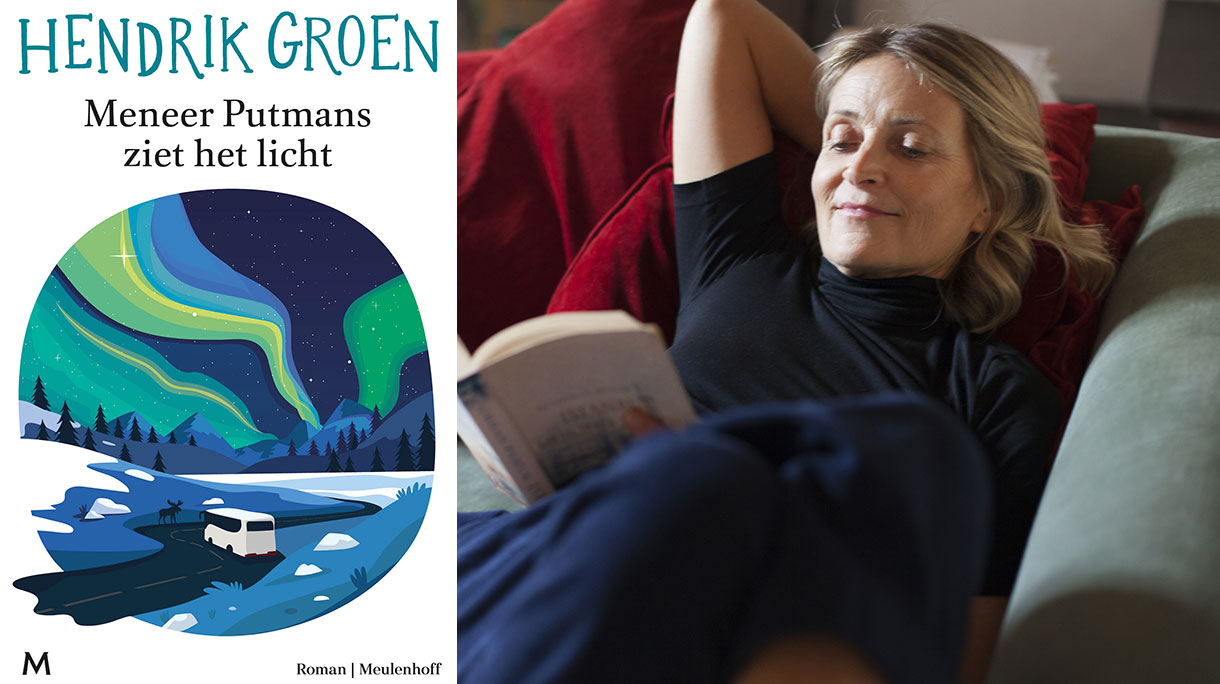 Vrouw leest op de bank een boek van Hendrik Groen