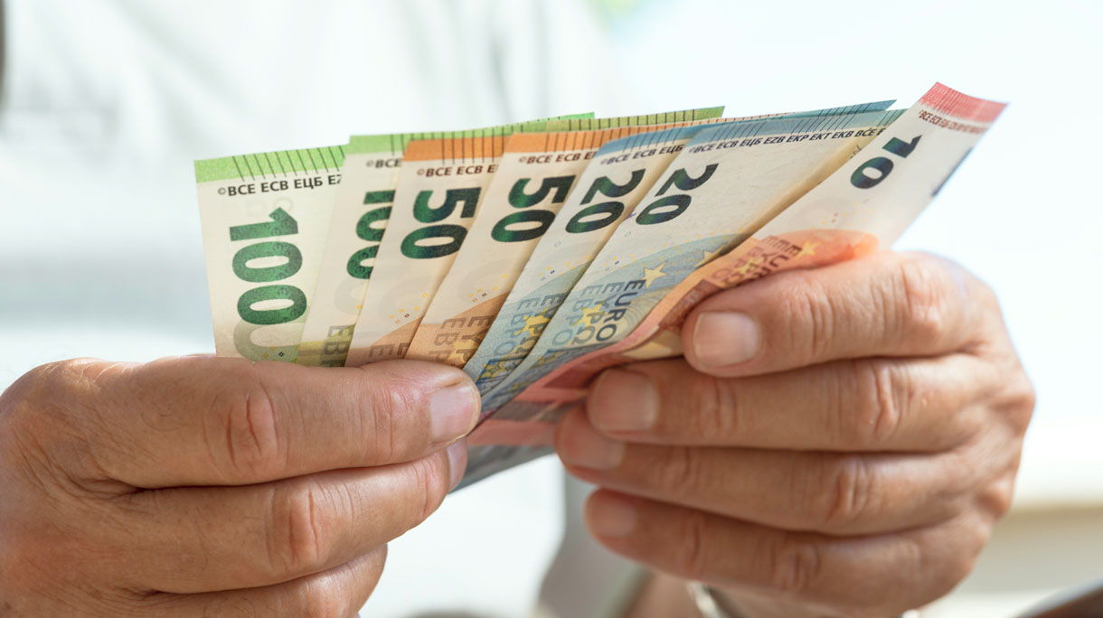 Man met geld in zijn handen