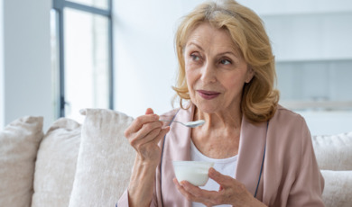 zieke senior vrouw eet gezond