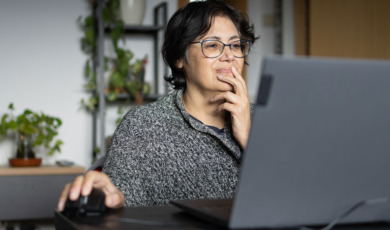Oudere vrouw zit op het internet