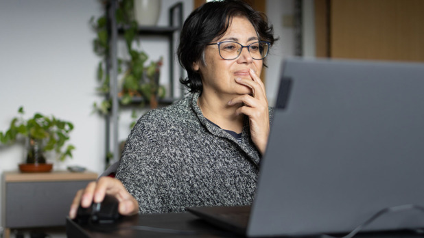 Oudere vrouw zit op het internet