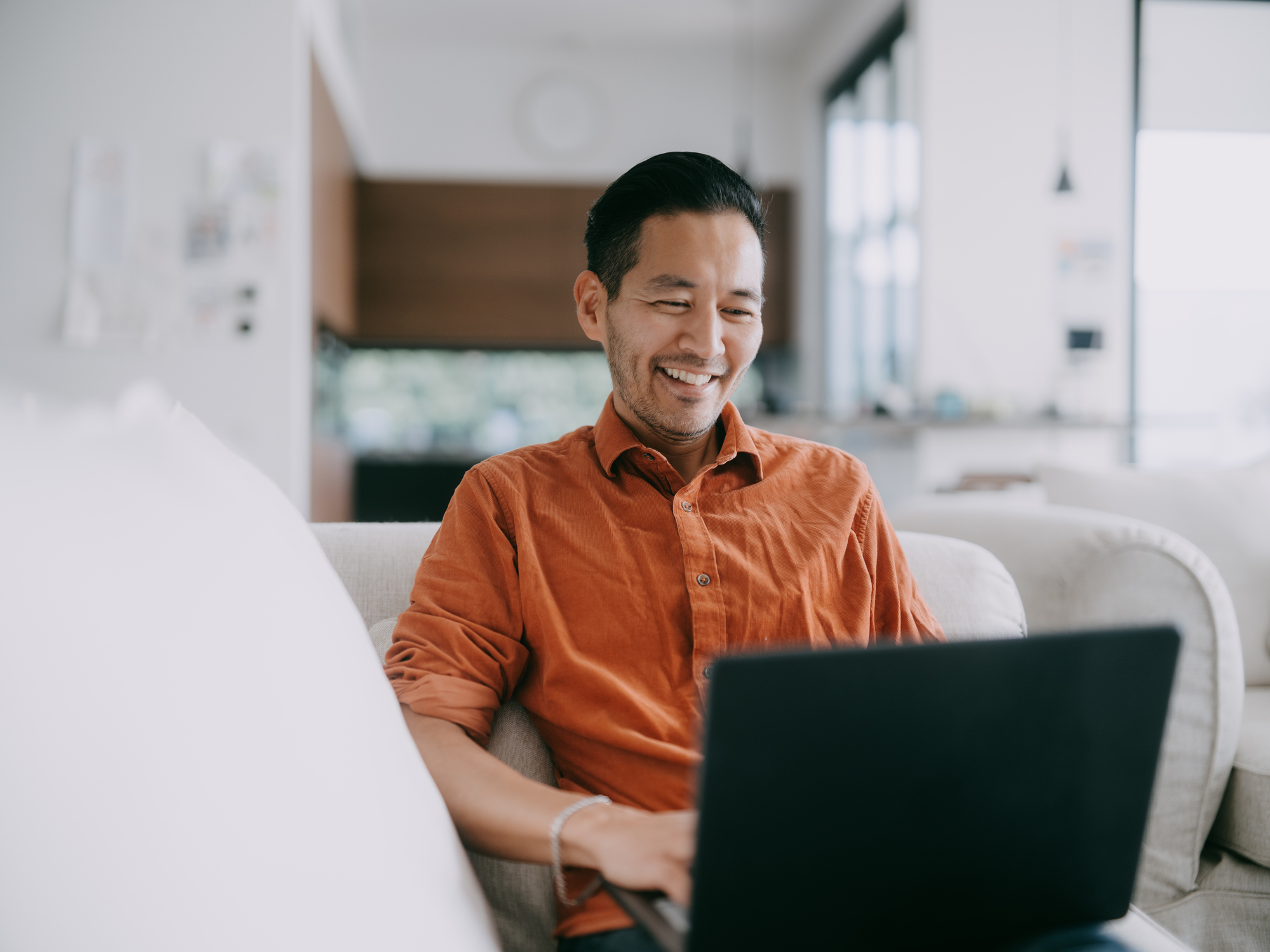 Man zit achter laptop