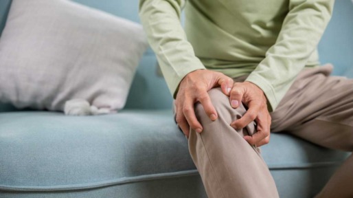 Man met artrose op bank
