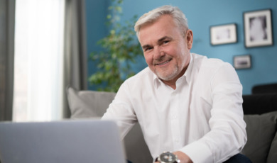 Man achter zijn computer