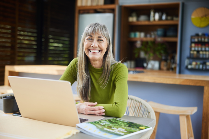 Vrouw zit achter haar laptop te werken