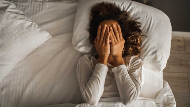 slapeloze vrouw in bed