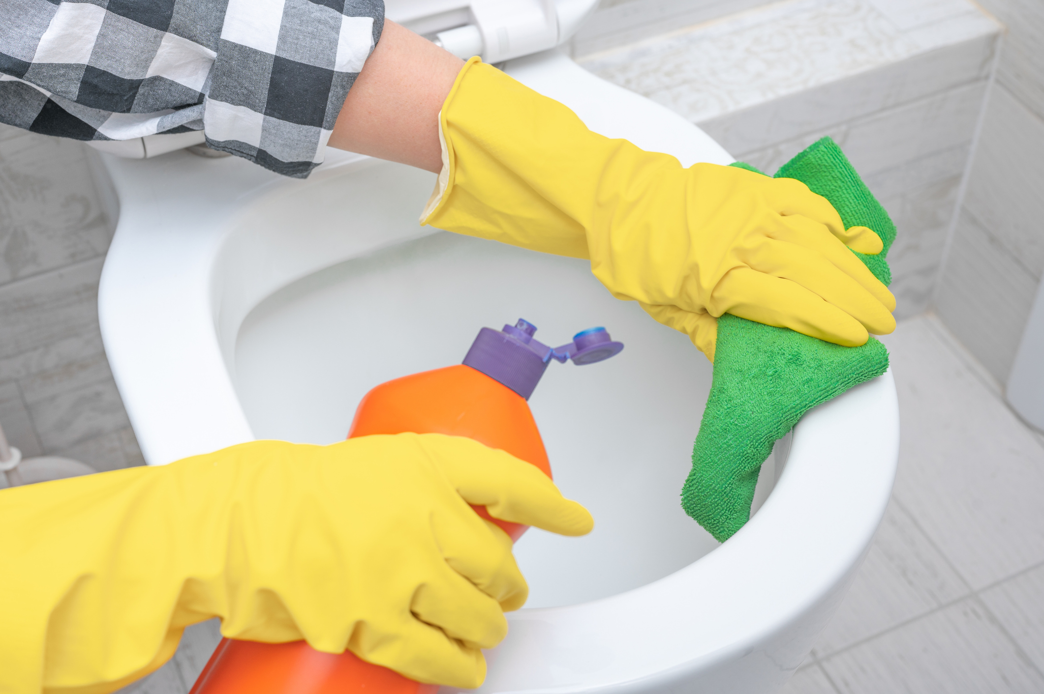 Toilet schoonmaken met doek en reinigingsmiddel