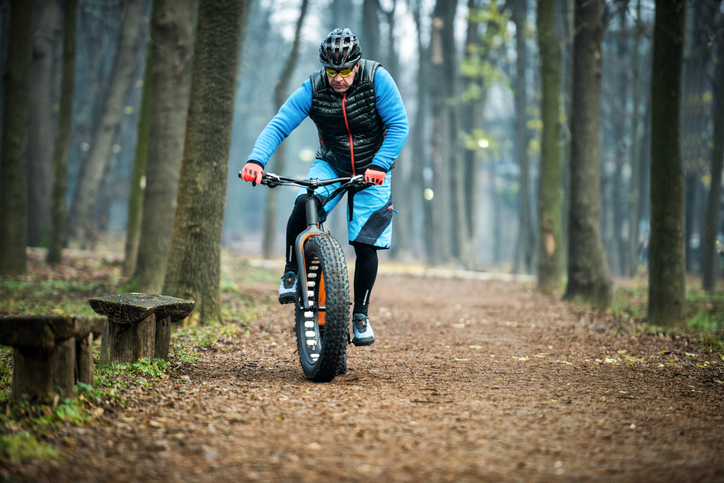 Fatbike oudere man in het bos