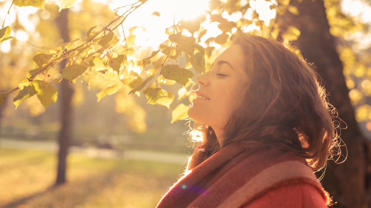 Vrouw in de herfstzon