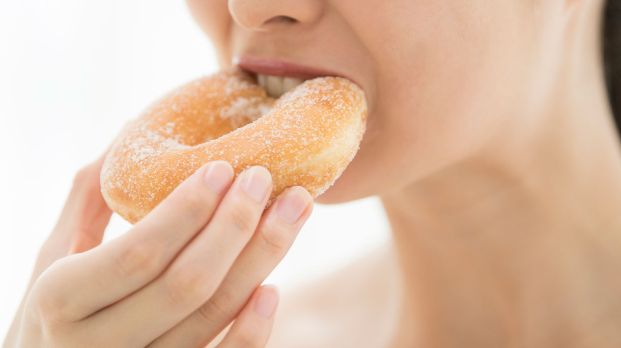 Vrouw eet donut