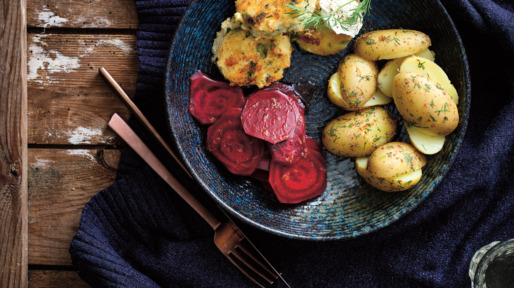 Viskoekjes met dilleaardappeltjes en rodebietcarpaccio