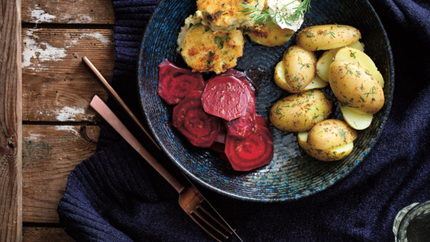Viskoekjes met dilleaardappeltjes en rodebietcarpaccio