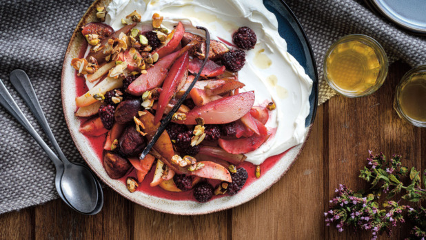 Zoete labneh met ovengebakken herfstfruit