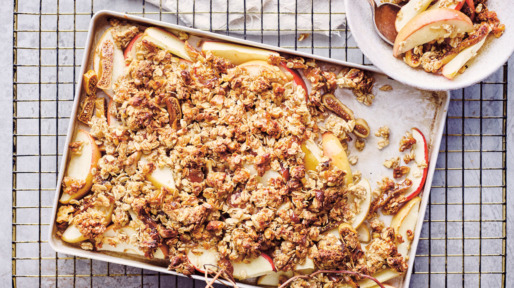 Ontbijtcrumble met appel en gedroogd fruit